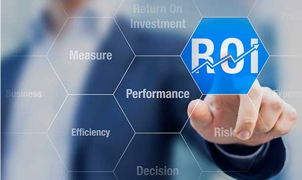 A picture showing offline marketing activities via a man in the background and ROI written on a blue surface