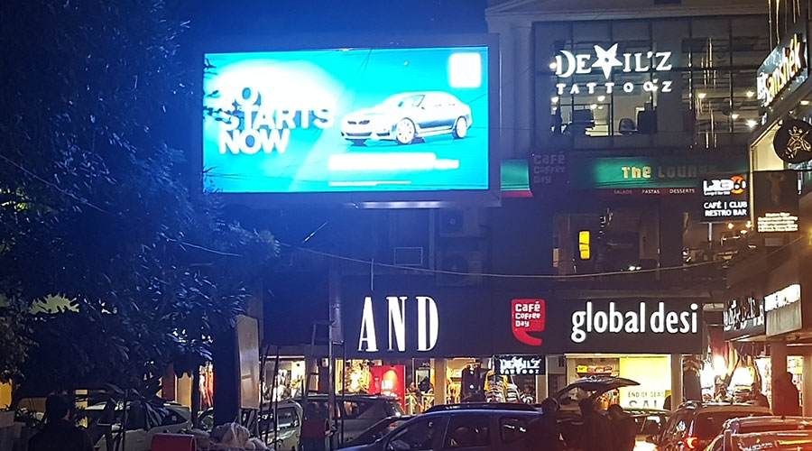 This image shows the digital outdoor ads in a marketplace in Delhi
