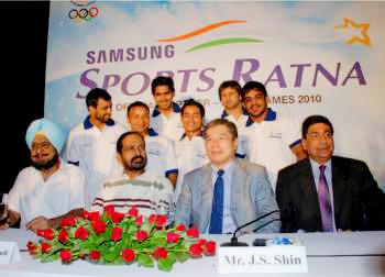 This image shows several people as a part of the Sports Ratna Program organised by Samsung