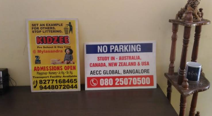 A picture showing no parking advertising